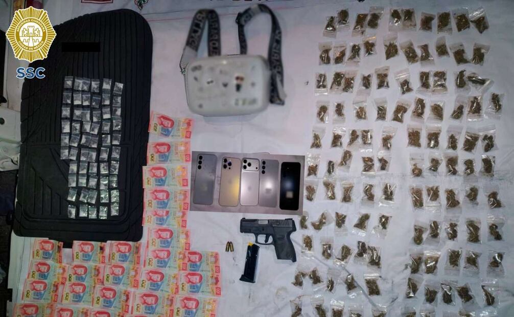Al momento de la detención se le decomisaron varios envoltorios de droga, así como un arma de fuego. Foto: Especial.