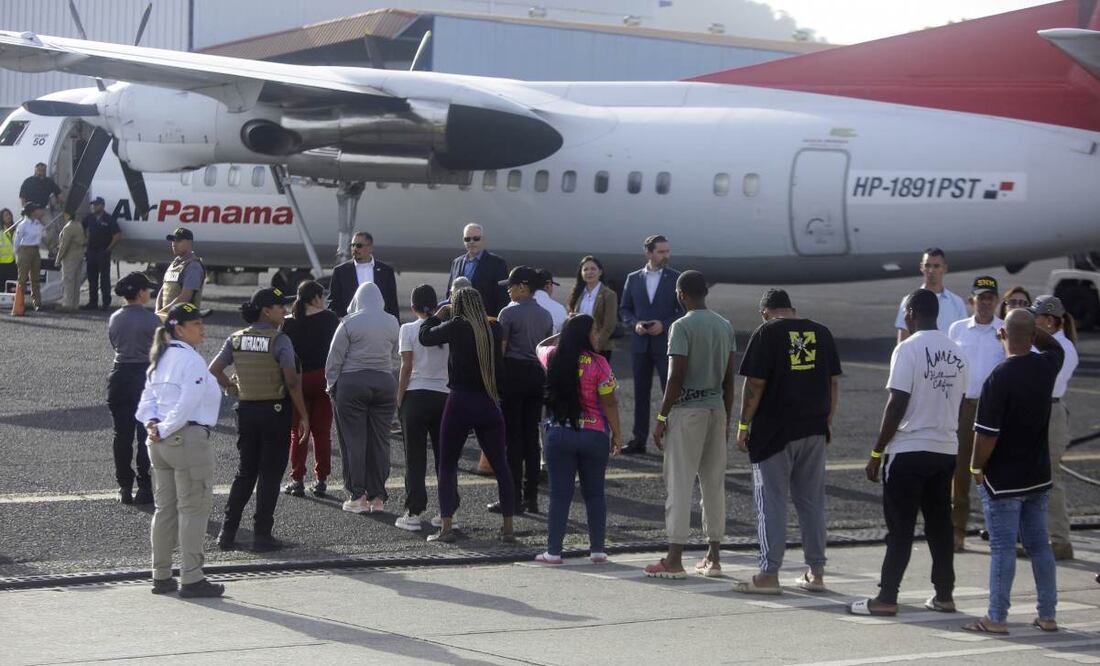Migrantes esperan para subir a un avión en un vuelo de deportación de Panamá a Colombia este lunes, en el Aeropuerto Internacional Marcos A. Gelabert, en la Ciudad de Panamá (Panamá). El secretario de Estado de Estados Unidos, Marco Rubio, estuvo presente en el proceso de deportación de migrantes desde Panamá hacia Colombia, que forma parte de un acuerdo con los Estados Unidos para costear esas repatriaciones. Foto: EFE