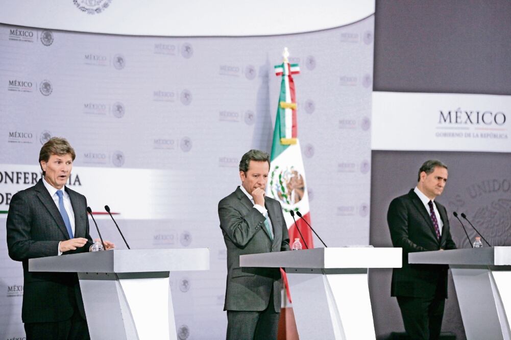 Enrique de la Madrid Cordero, titular de la Secretaría de Turismo; Eduardo Sánchez, vocero de la Presidencia de la República, y Alejandro Soberón, presi de nte y director general de la CIE (IVÁN STEPHENS. EL UNIVERSAL)