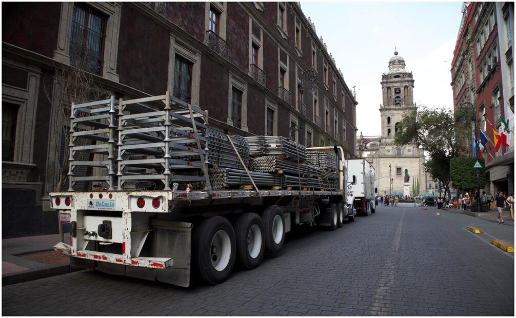 Integrantes de la CNTE aún no permiten el acceso a los camiones que prepararán el montaje para la Marea Rosa en Zócalo de la CDMX. Foto: Yaretzy Osnaya/EL UNIVERSAL
