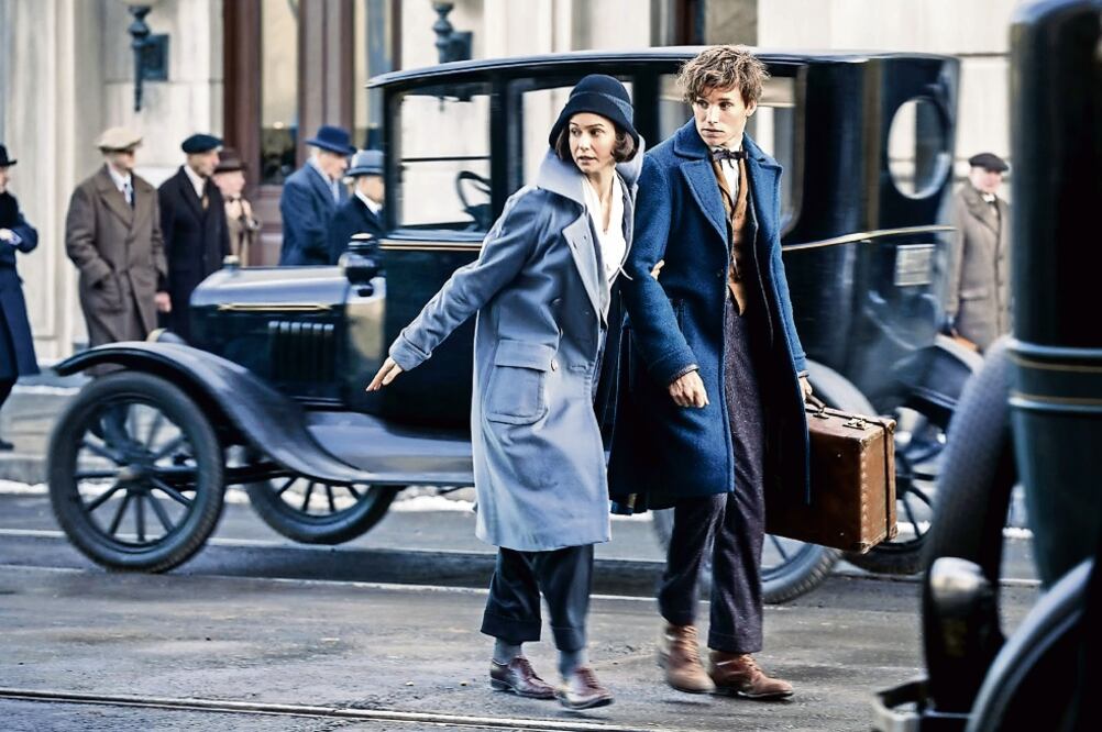 El filme cuenta la historia de Newt Scamander (Eddie Redmayne, der.), un magizoólogo que llega a Nueva York. (FOTO: WARNER BROS)