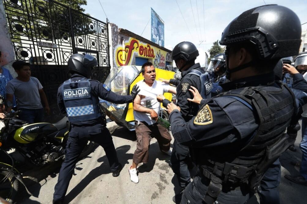 Tres policías resultaron heridos uego de que vecinos agredieran a policías que realizaban un operativo contra mototaxis en el poblado de San Gregorio Atlapulco en la delegación Xochimilco.