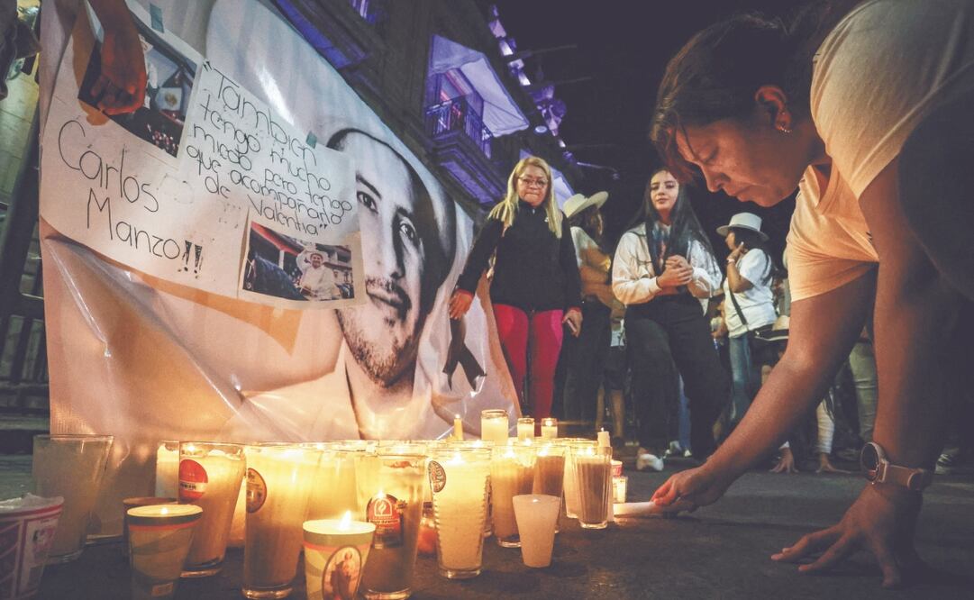 Pobladores se congregaron en la Plaza Morelos en memoria de Carlos Manzo. Colocaron cartulinas y lonas con la imagen del alcalde y encendieron veladoras. Caminaron hacia el Palacio Municipal, en una marcha pacífica y en silencio por la paz y justicia. Foto: de Luis Camacho. El Universal