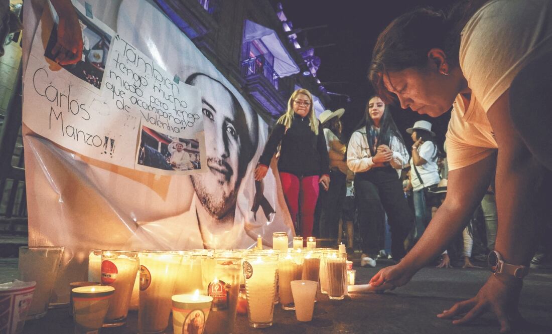 Pobladores se congregaron en la Plaza Morelos en memoria de Carlos Manzo. Colocaron cartulinas y lonas con la imagen del alcalde y encendieron veladoras. Caminaron hacia el Palacio Municipal, en una marcha pacífica y en silencio por la paz y justicia. Foto: de Luis Camacho. El Universal