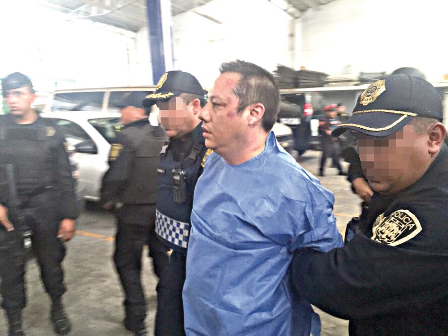 De acuerdo con las primeras indagatorias, Carlos es presuntamente hermano de Amador Esquivel Orozco, actualmente recluido en el penal federal del Altiplano y uno de los líderes del "Cártel Jalisco Nueva Generación"