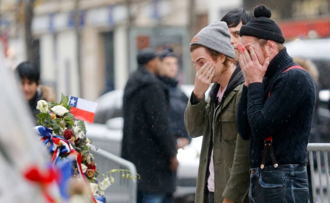 El cantante Jesse Hughes (derecha) se cubrió la cara mientras caminaba de un lado al otro. El baterista Julian Dorio (izquierda) se secó las lágrimas.. (FOTO: AP)