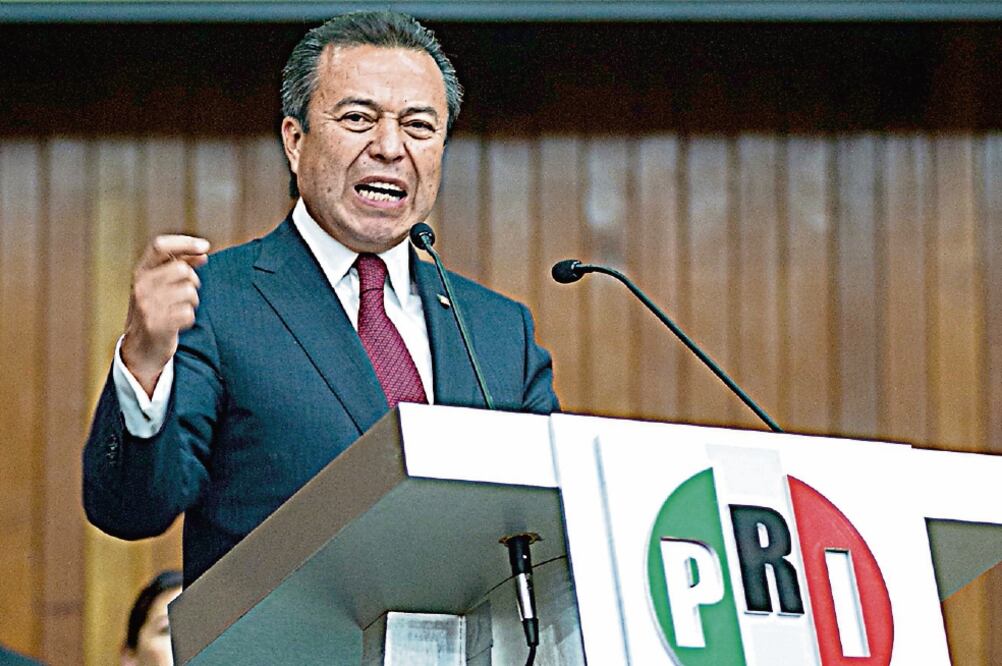 El coordinador de los diputados del PRI, César Camacho, indicó que lo platicarán en la Jucopo, para definir un periodo extraordinario de sesiones (ARCHIVO EL UNIVERSAL)