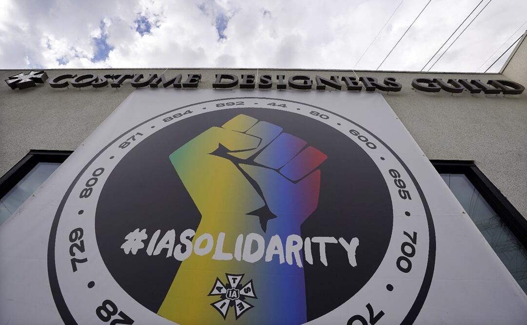 Un póster que llama a la solidaridad sindical cuelga de un edificio que alberga oficinas de la Alianza Internacional de Empleados de Escenarios Teatrales (IATSE, por sus siglas en inglés). Foto: AP