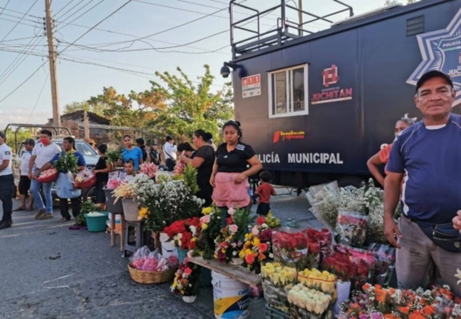 Zapotecos desafían al Covid-19; se reúnen para visitar a sus muertos en los panteones