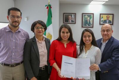 Normalistas oaxaqueñas obtienen beca para estudiar en Cuba y Uruguay