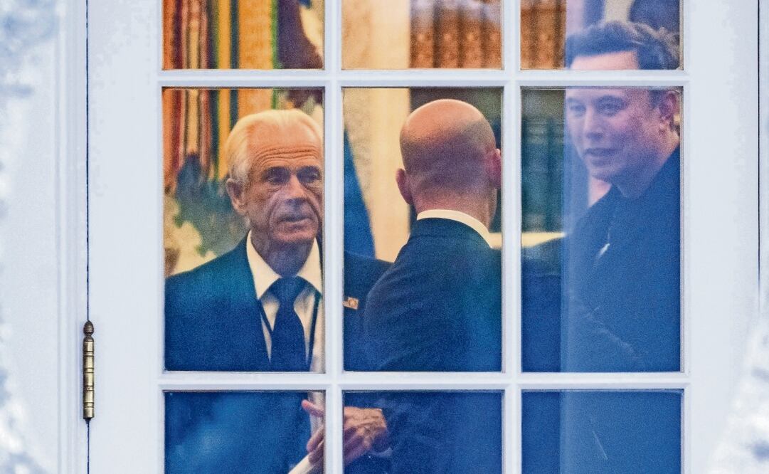 Peter Navarro, uno de los principales consejeros comerciales de la Casa Blanca; Stephen Miller, subjefe de gabinete de la Casa Blanca para políticas y asesor de Seguridad Nacional, y Elon Musk, en el Despacho Oval. Foto: Robert Schmidt / AFP