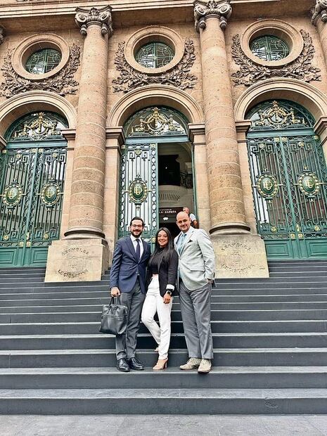 Tres consejeros acudieron al Congreso para la sesión presencial. Afuera, inconformes colocaron mantas. Foto: Especial