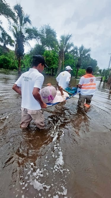 Personas que se encontraban en zonas de riesgo fueron rescatadas y trasladadas a un refugio temporal ubicado en la Casa de la Cultura Foto: Especial