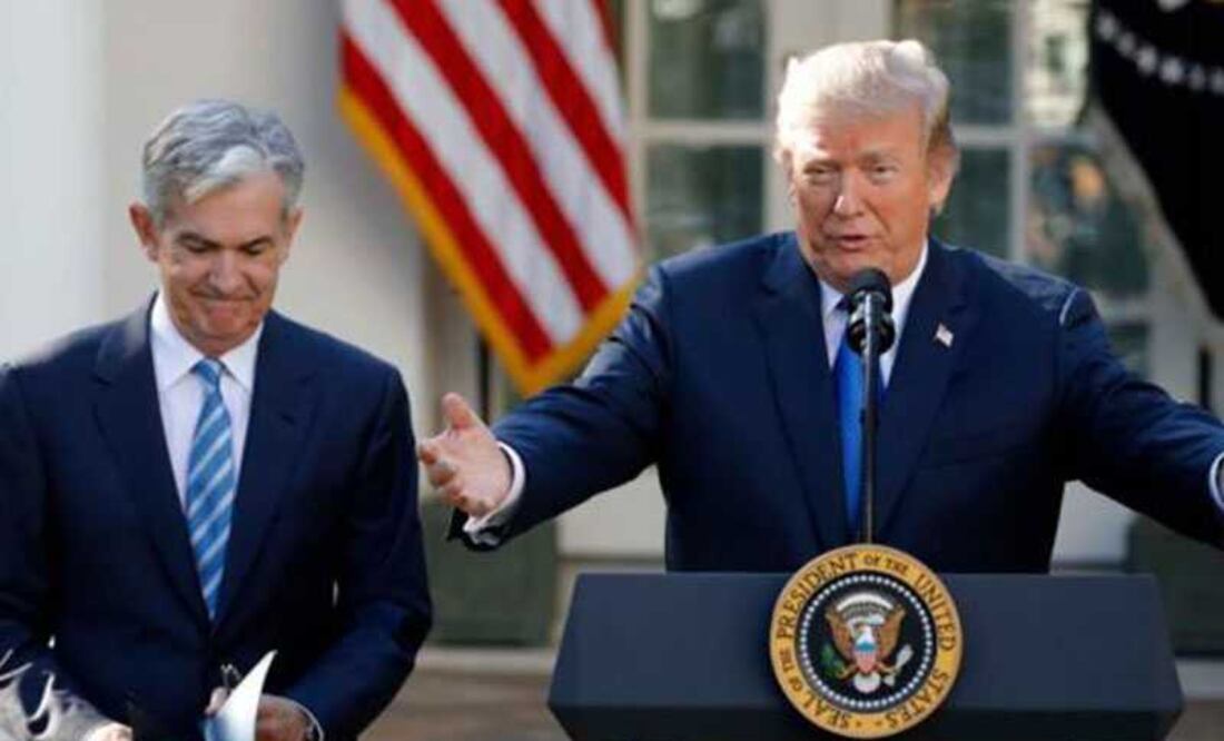 El presidente de Eu, Donald Trump, y el jefe de la Fed, Jerome Powell. Trump le ha recriminado a Powell que ha actuado demasiado tarde, ha asegurado que sabe más que él y ha amenazado con despedirlo, a pesar de que la ley no le permite hacerlo. Foto: Archivo / Agencias