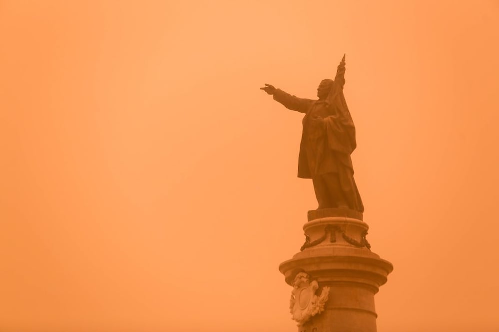 Como si fuera un augurio de las tensiones económicas, una tormenta de arena cubrió el cielo en Ciudad Juárez y El Paso Texas./ CARLOS SÁNCHEZ COLUNGA / CUARTOSCURO