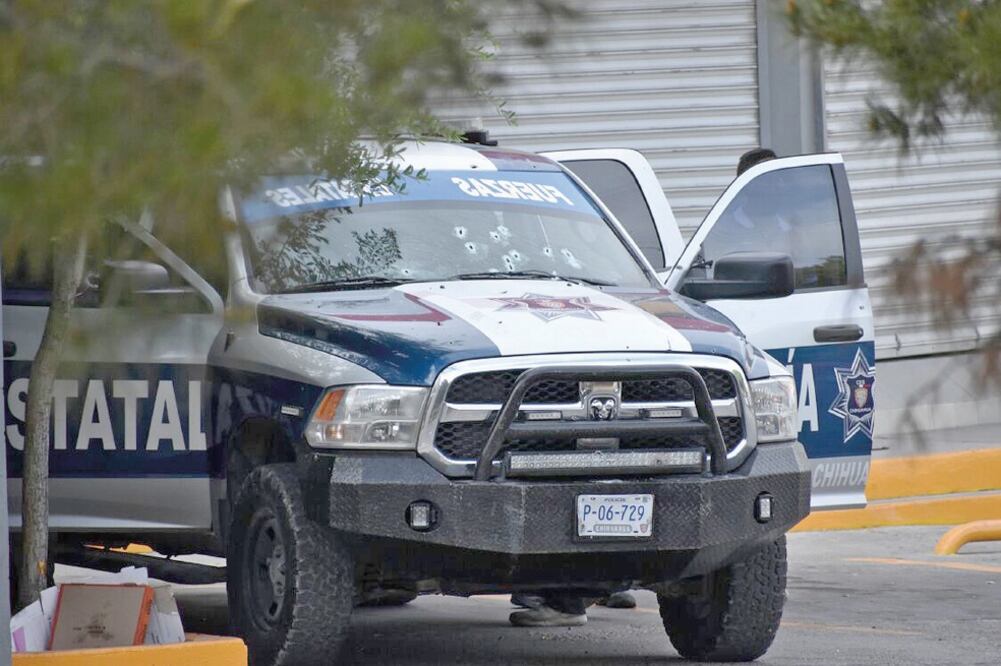 El ataque. La unidad en la que se encontraban los policías estaba estacionada frente a un minisúper y fue atacada desde el frente. (ARCHIVO EL UNIVERSAL)