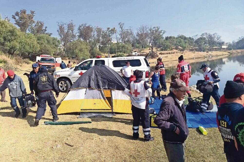 Bomberos de Izcalli articularon una estrategia de búsqueda con ayuda de rescatistas de Ecatepec, Tlalnepantla, Tultitlán, y voluntarios de la Cruz Roja. (ESPECIAL)