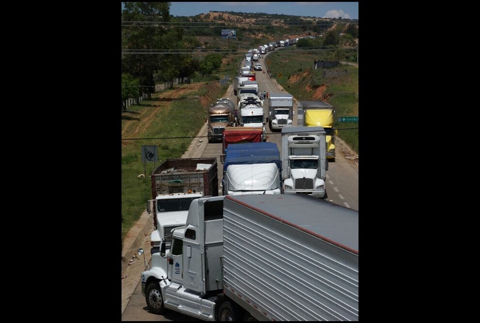 Tráilers se encuentran varados a la altura de Nochixtlan. Foto: Edwin Hernández/EL UNIVERSAL