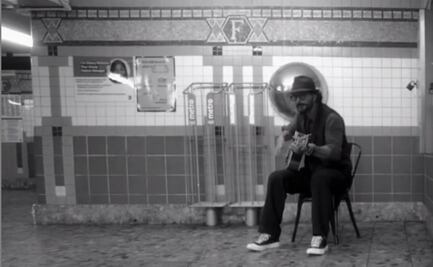 Ricardo Arjona canta en el Metro de Nueva York... ¡y nadie lo nota!