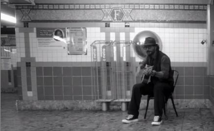 Ricardo Arjona canta en el Metro de Nueva York... ¡y nadie lo nota!