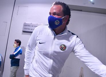 Santiago Baños explota contra el arbitraje del partido contra Santos