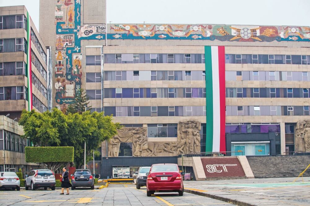 La sede de la SCT sufrió una separación en uno de sus edificios a raíz del temblor, por lo que fue declarada una construcción de alto riesgo, lo que obligó a mover sus operaciones a un inmueble en Insurgentes Sur. (GERMÁN ESPINOSA. EL UNIVERSAL)