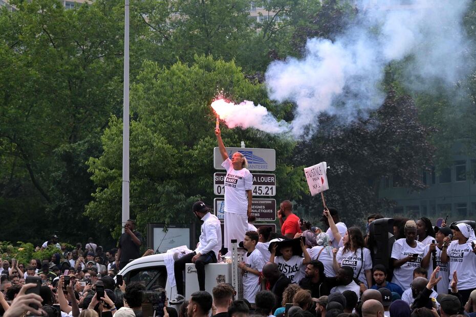Mounia, la madre de Nahel, un joven que falleció tras ser baleado por un policía, durante una marcha en homenaje a su hijo en el suburbio parisino de Nanterre. Foto: AFP