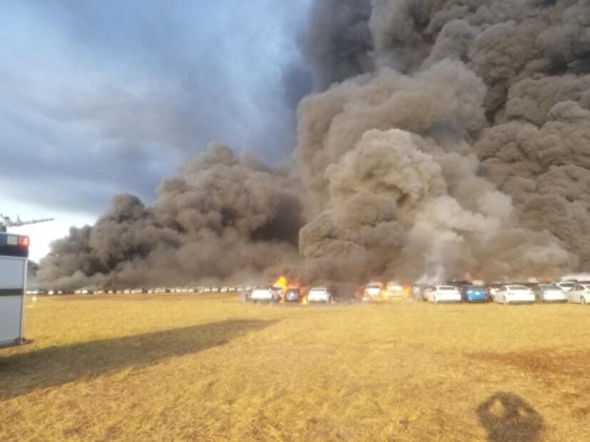 Incendio destruye 3 mil 500 autos en Estados Unidos