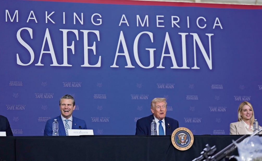 El presidente Donald Trump junto al secretario de Defensa Pete Hegseth y la fiscal general Pam Bondi, en Memphis, Tennessee, el 23 de marzo pasado. Foto: Mark Schiefelbein/AP