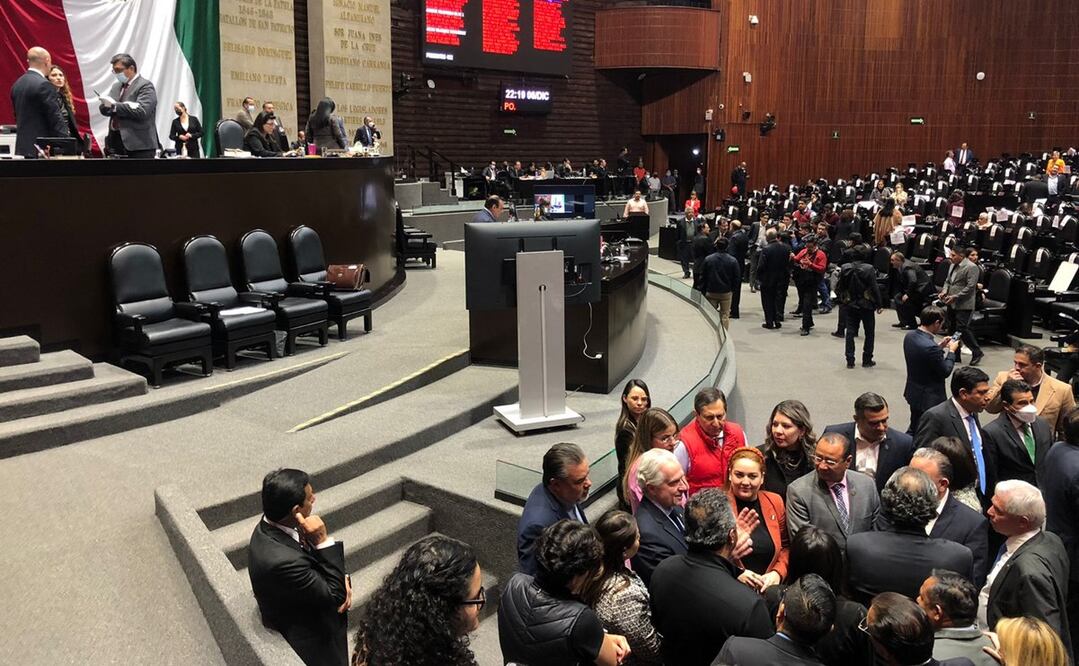 Luego de un receso de tres horas, comenzó la sesión ordinaria con otro receso que decretó Santiago Creel. FOTO: Diego Simón Sánchez