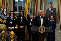 Trump entrega medallas a los homenajeados del Centro Kennedy en una ceremonia en la Oficina Oval