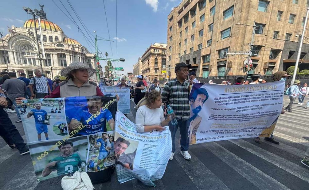 Familiares de 5 jóvenes que desaparecieron en Mazatlán el 3 de febrero bloquean calles del Centro Histórico.
Foto: Juan Carlos Williams.