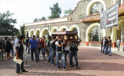 Estudiantes de Ayotzinapa dan último adiós a Jonathan 