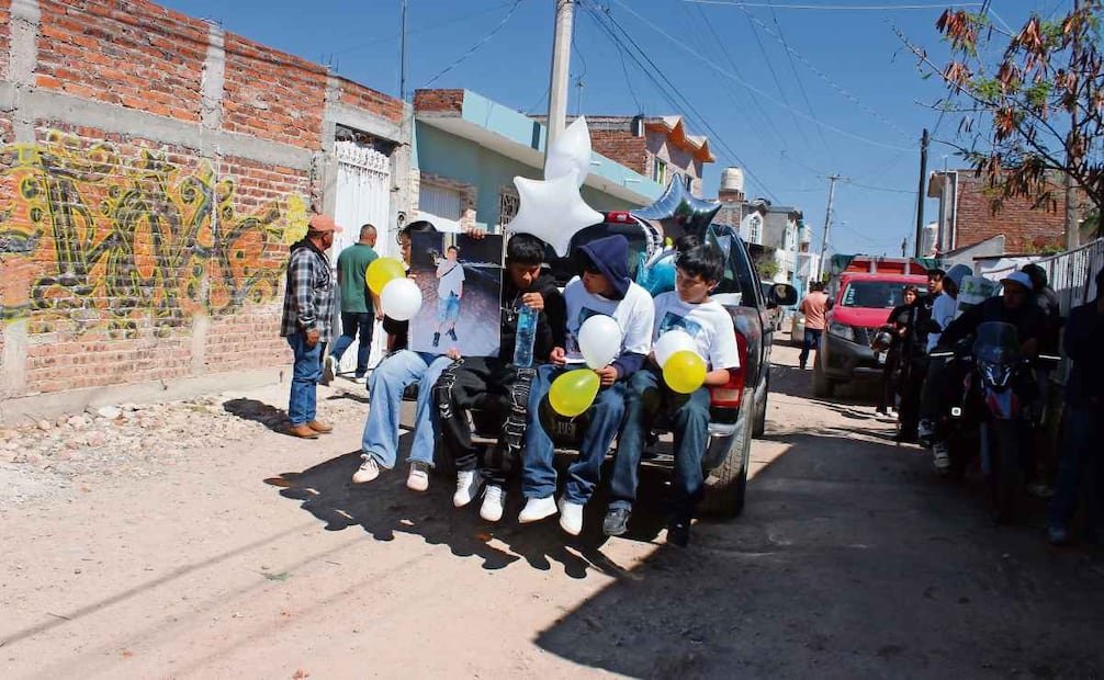 Luis Alberto, mejor conocido como Beto, de 16 años, fue despedido ayer por su madre, familia y amigos con globos y música regional. Foto: Xóchitl Álvarez / EL UNIVERSAL
