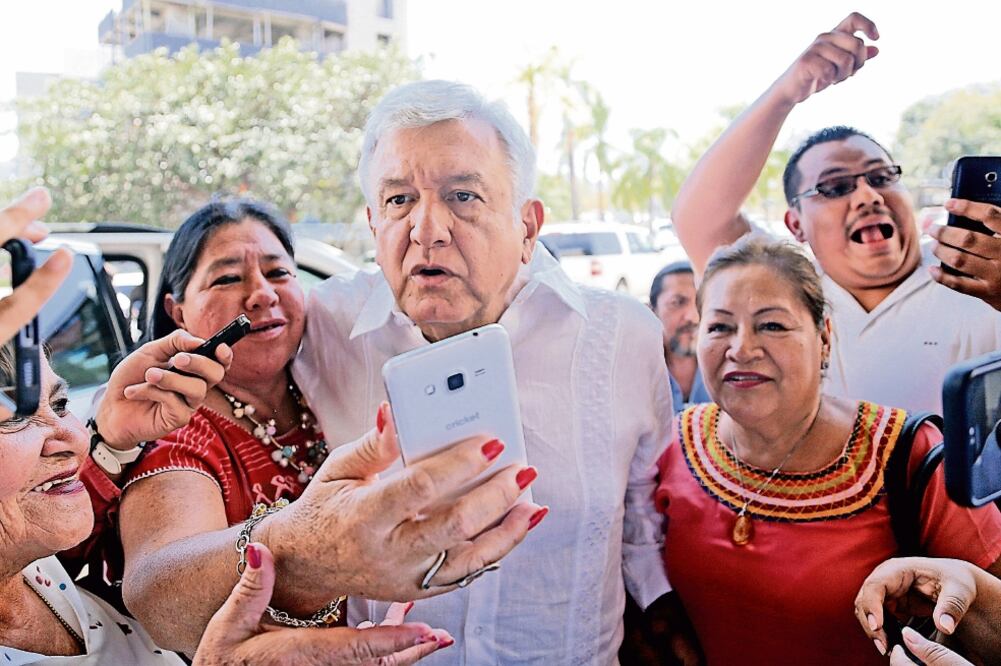 El aspirante presidencial Andrés Manuel López Obrador recomendó al PRI y al PAN que se serenen, que diriman sus diferencias en los medios y hasta con palabras altisonantes, pero que no se hagan daño. (CUARTOSCURO)