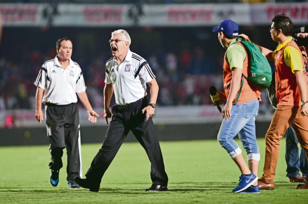 Ricardo Ferretti se enfureció con los seguidores de los Tiburones (FELIX CUNEO. JAM MEDIA)