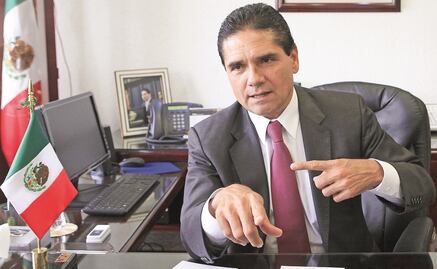 Corral vende fantasmas: Silvano Aureoles