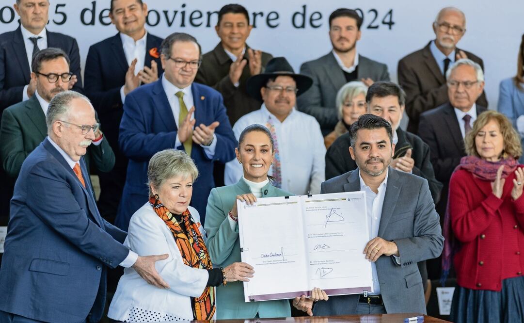La presidenta Claudia Sheinbaum encabezó la firma del Acuerdo Nacional por el Derecho Humano al Agua; se reunió con gobernadores y con el rector de la UNAM, Enrique Lomelí, en el Parque Ecológico de Xochimilco. Foto: Hugo Salvador / EL UNIVERSAL