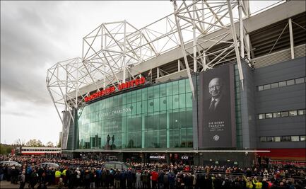 Manchester United: miles de aficionados le dan un último adiós a Bobby Charlton