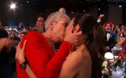 Jamie Lee Curtis le planta tremendo beso a Michelle Yeoh tras ganar el SAG a mejor actriz de reparto