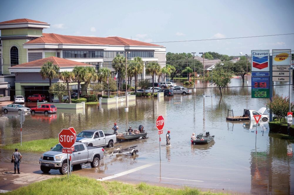 Grupos de rescate ayudaron ayer a habitantes de Port Arthur, en Texas, luego de que Harvey provocara severas inundaciones en la zona (EMILY KASK. AFP)