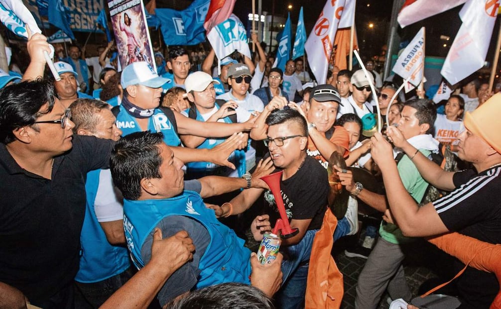 Simpatizantes del partido Fuerza Popular, que postula a Keiko Fujimori, se enfrentaron contra seguidores de Renovación Popular, en el que el aspirante es Rafael López Aliaga, al finalizar un debate presidencial en Lima. Foto: Renato Pajuelo/EFE