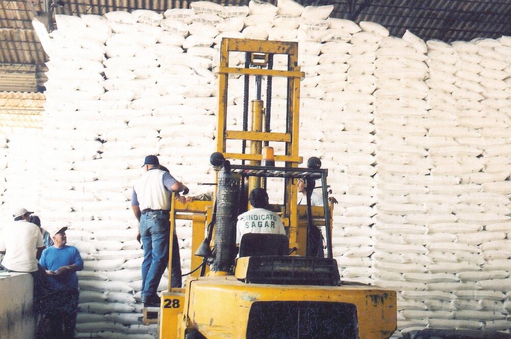 En la actualidad, Estados Unidos fija el monto de azúcar que puede entrar y restringe a 53% el porcentaje de endulzante refinado que puede importar. (ARCHIVO EL UNIVERSAL)