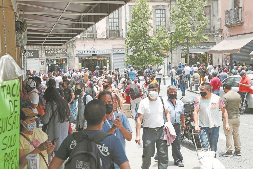 Aunque la reapertura fue parcial, personas atiborraron las calles del Centro Histórico, dejando en cuarentena la sana distancia. ADRIANA HERNÁNDEZ. EL UNIVERSAL