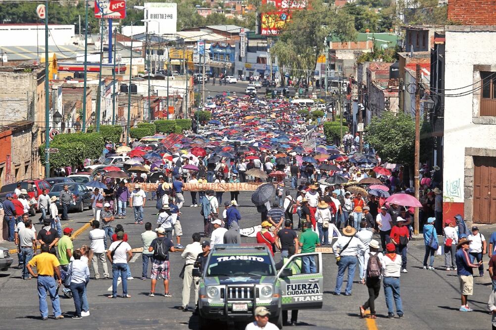 Integrantes de la CNTE marcharon ayer en Michoacán (en la foto), Guerrero, Chiapas y Oaxaca en contra de la reforma educativa (ARMANDO SOLÍS. EL UNIVERSAL)