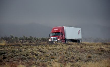 Hallan en Austria camión lleno de migrantes; iban a Alemania
