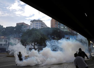 Policía dispersa con gases lacrimógenos marcha opositora en Caracas