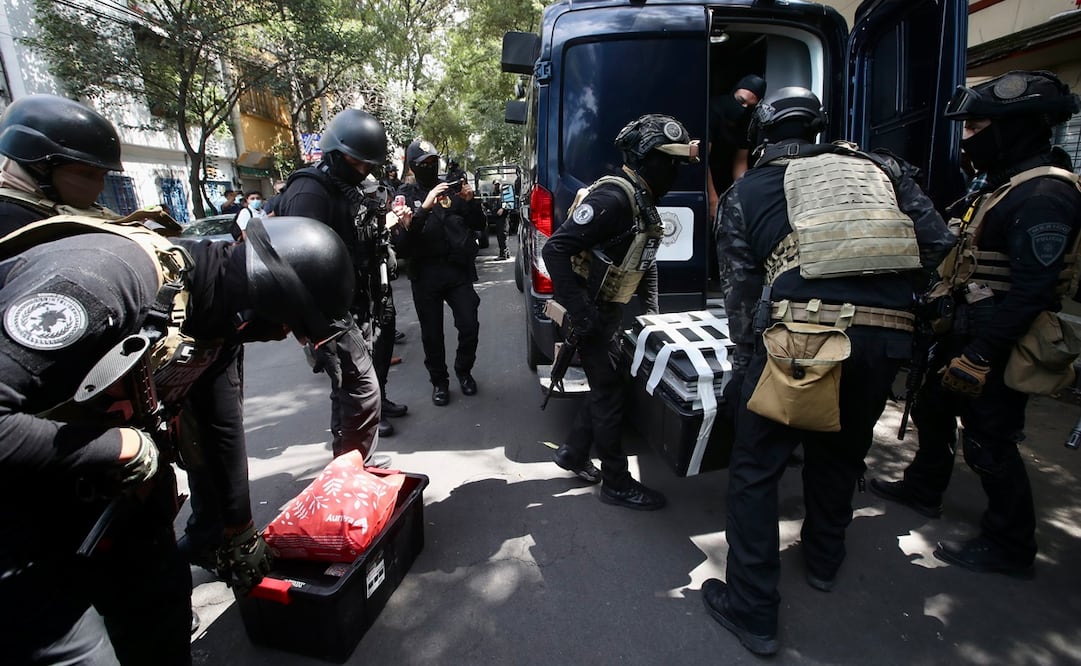 En el inmueble ubicado en Paseo de la Reforma 26, los elementos de la SSC y la FGJ ingresaron a los pisos 8, 9 y 10, donde detuvieron a trabajadores y decomisaron más de tres centenares de celulares y mil chips.