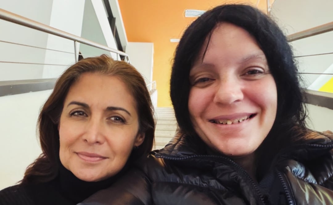 Camilo Blanes reaparece junto a su madre Lourdes Ornelas tras ser hospitalizado por crisis de salud.