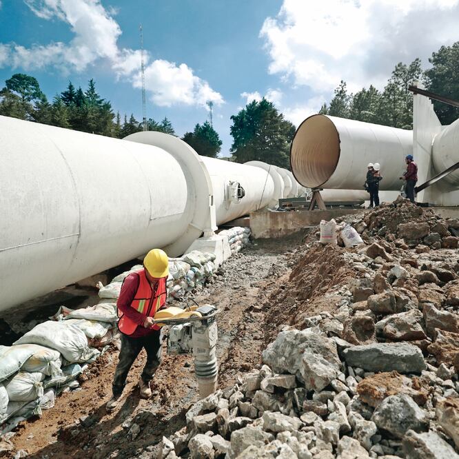 Una conexión de 2.90 metros de diámetro por 20 de longitud, una “k” invertida, será la pieza que conduzca el paso del agua por la nueva línea de alta presión del sistema Cutzamala. (ALEJANDRA LEYVA. EL UNIVERSAL)